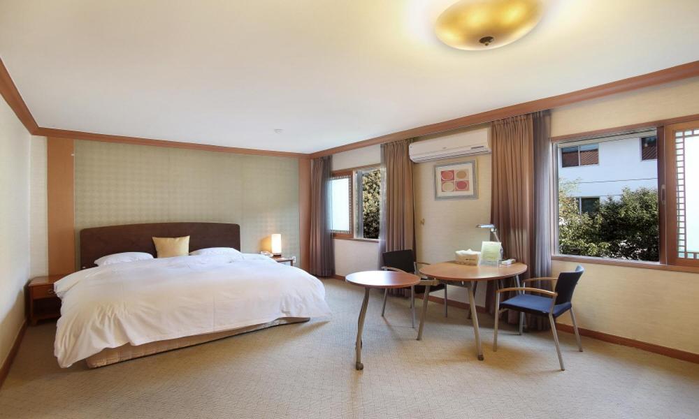 גאוז'ה Admiral Hotel מראה חיצוני תמונה