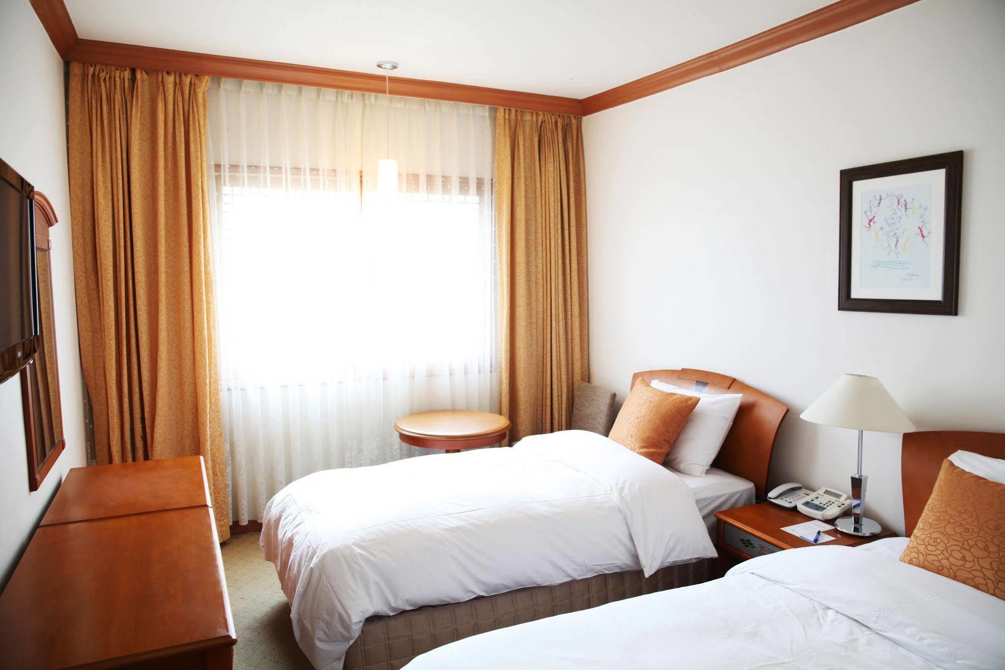 גאוז'ה Admiral Hotel מראה חיצוני תמונה