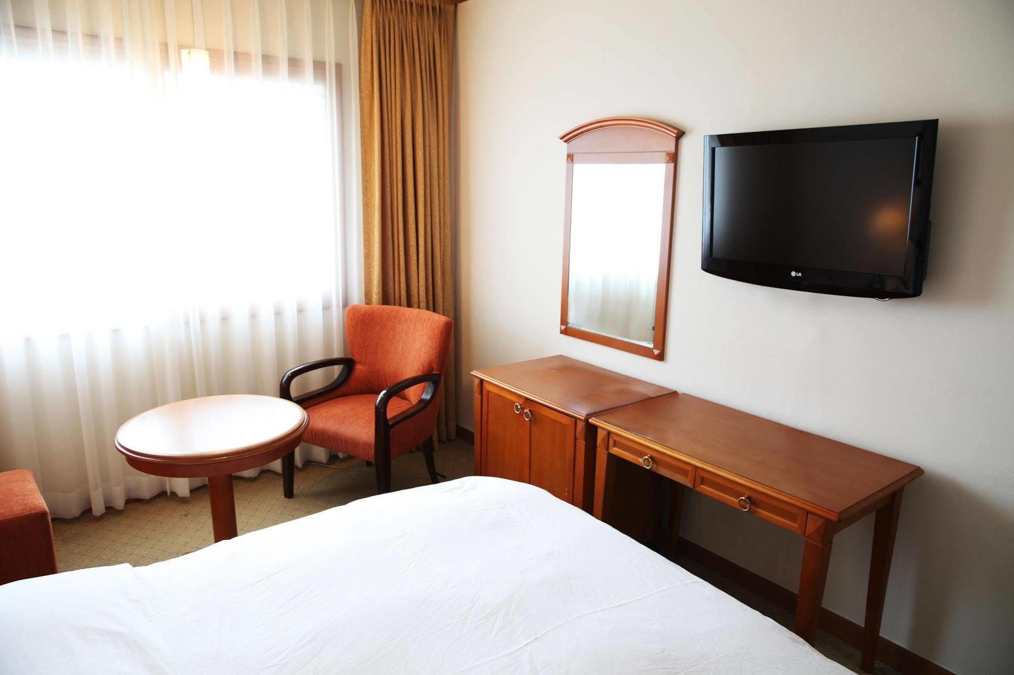 גאוז'ה Admiral Hotel מראה חיצוני תמונה