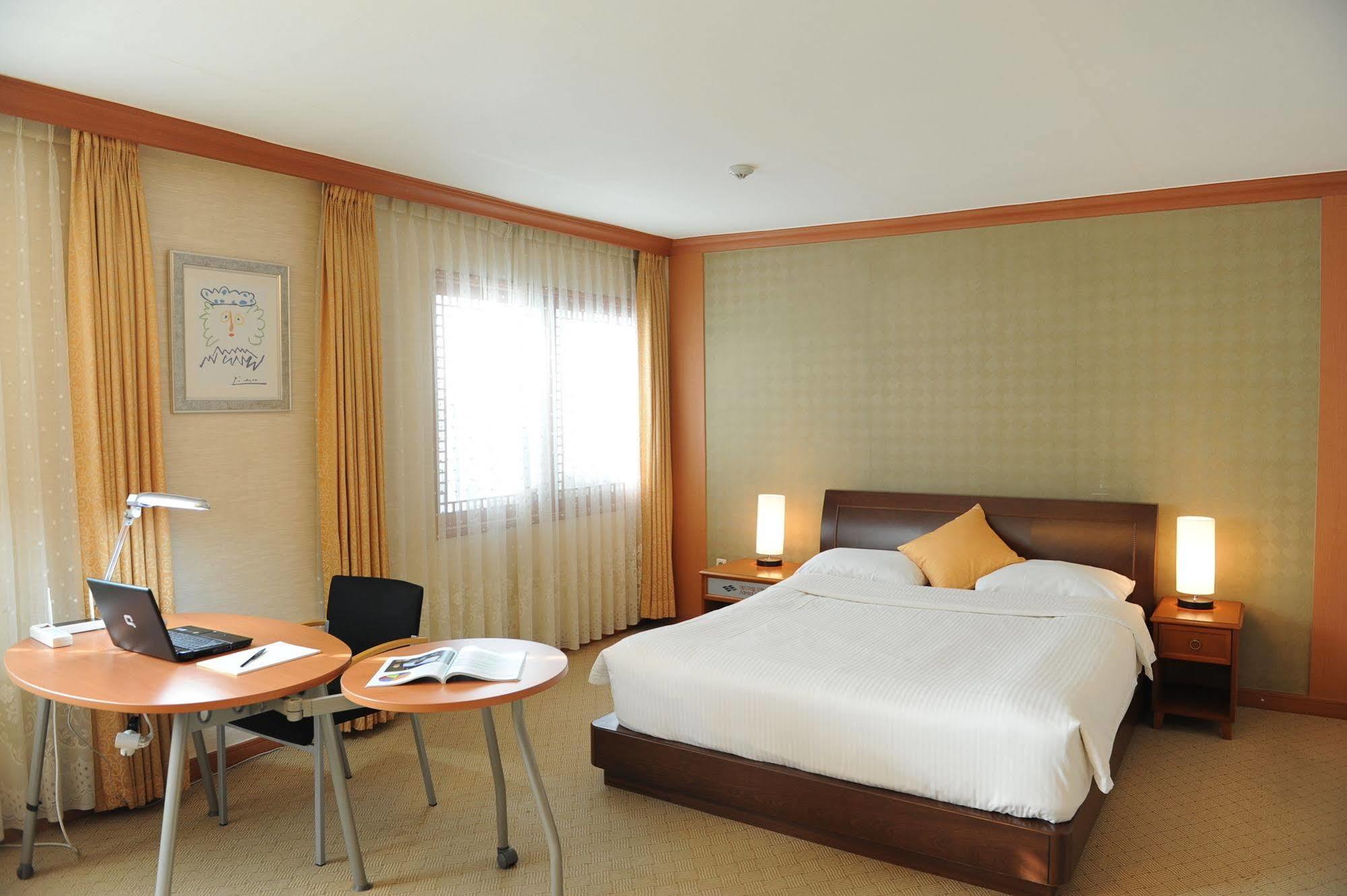 גאוז'ה Admiral Hotel מראה חיצוני תמונה