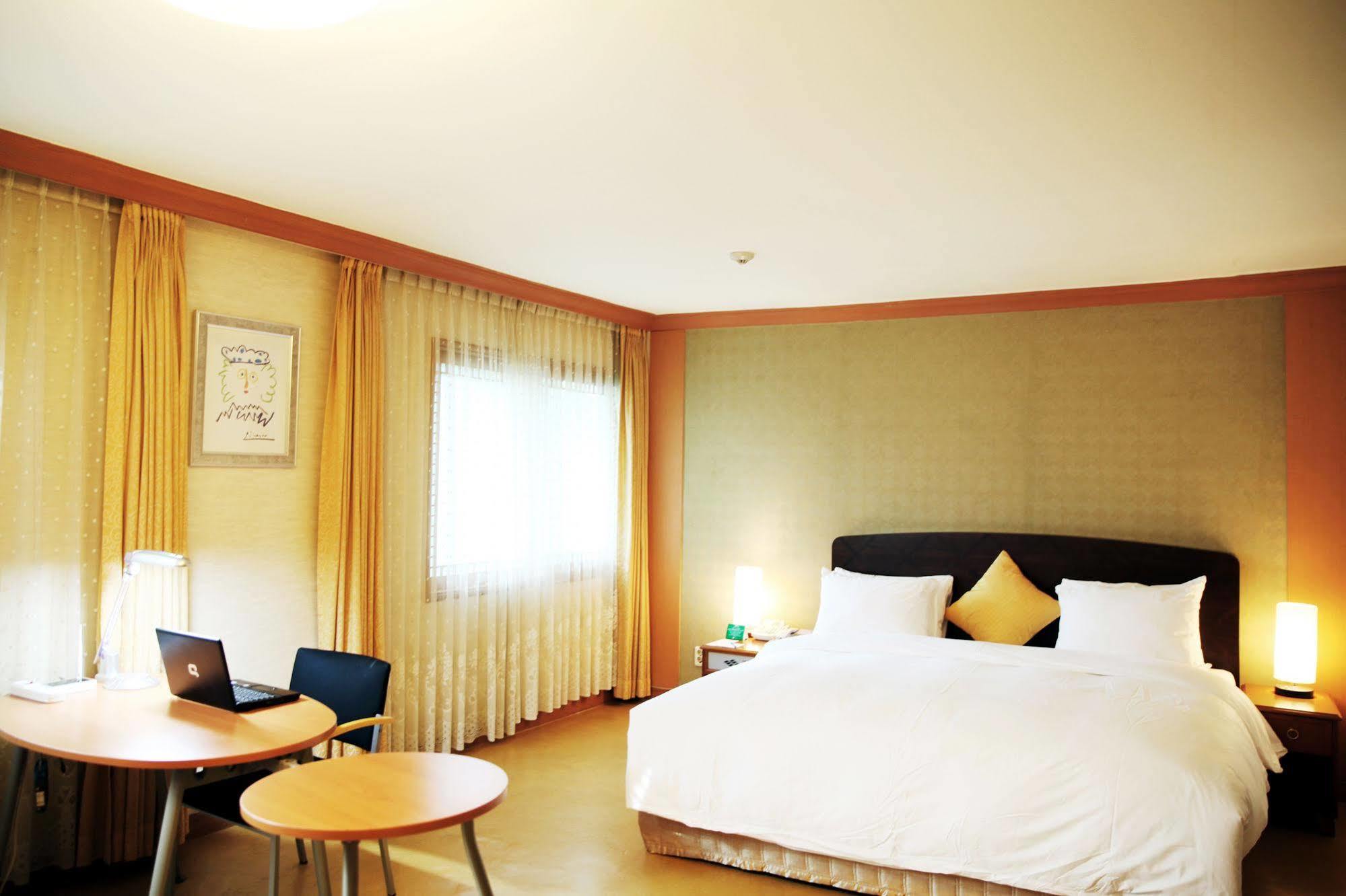גאוז'ה Admiral Hotel מראה חיצוני תמונה
