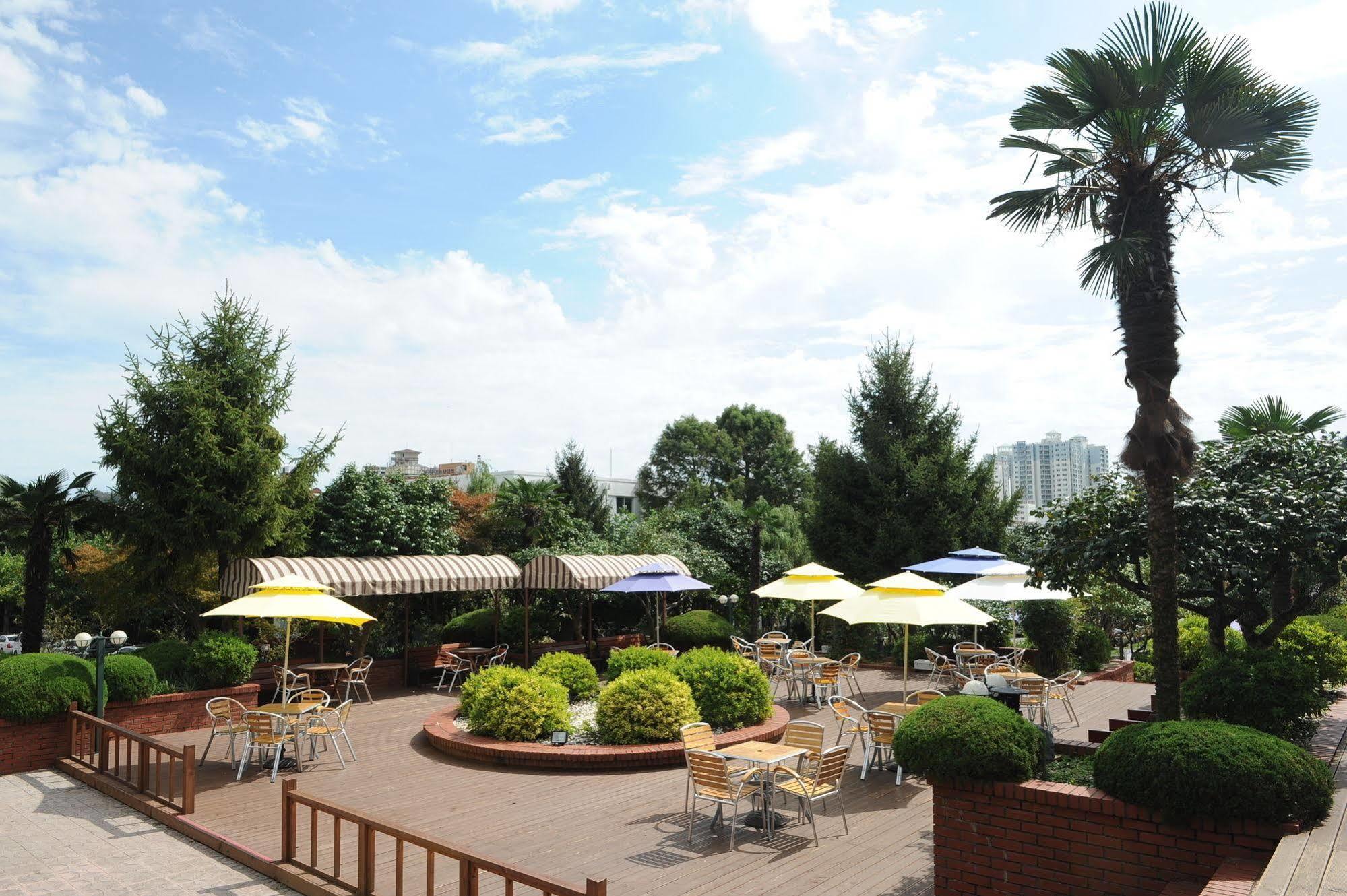 גאוז'ה Admiral Hotel מראה חיצוני תמונה